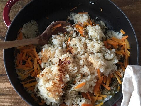 簡単!ツナ缶と塩昆布と人参の炊き込みごはん